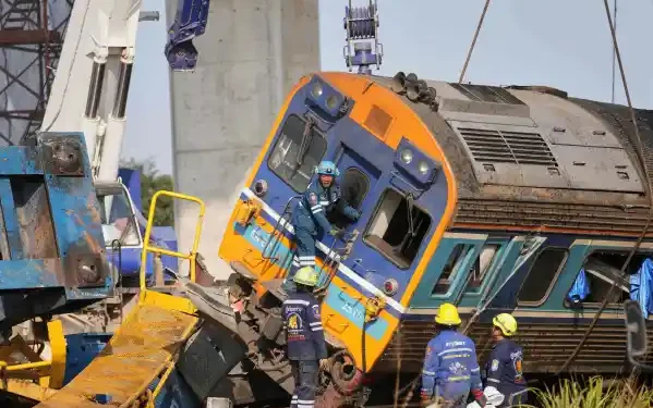 Tragedy as Construction Crane Hits Passenger Train in Thailand, Killing at Least 30