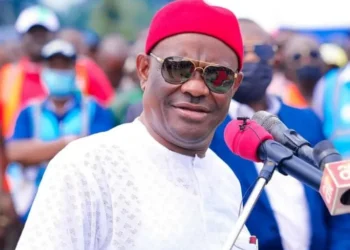 Protesters Chant ‘Ole’, Chase Wike’s Convoy At FCTA Secretariat In Abuja