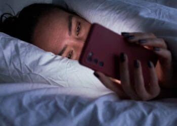 How To Stop Checking Your Phone The Second You Wake Up